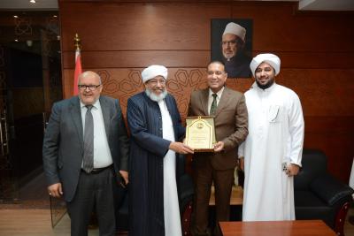 رئيس جامعة “سراج الهدى” الهندية يزور المنظمة العالمية لخريجي الأزهر ويشيد بجهود “مركز الشيخ زايد”